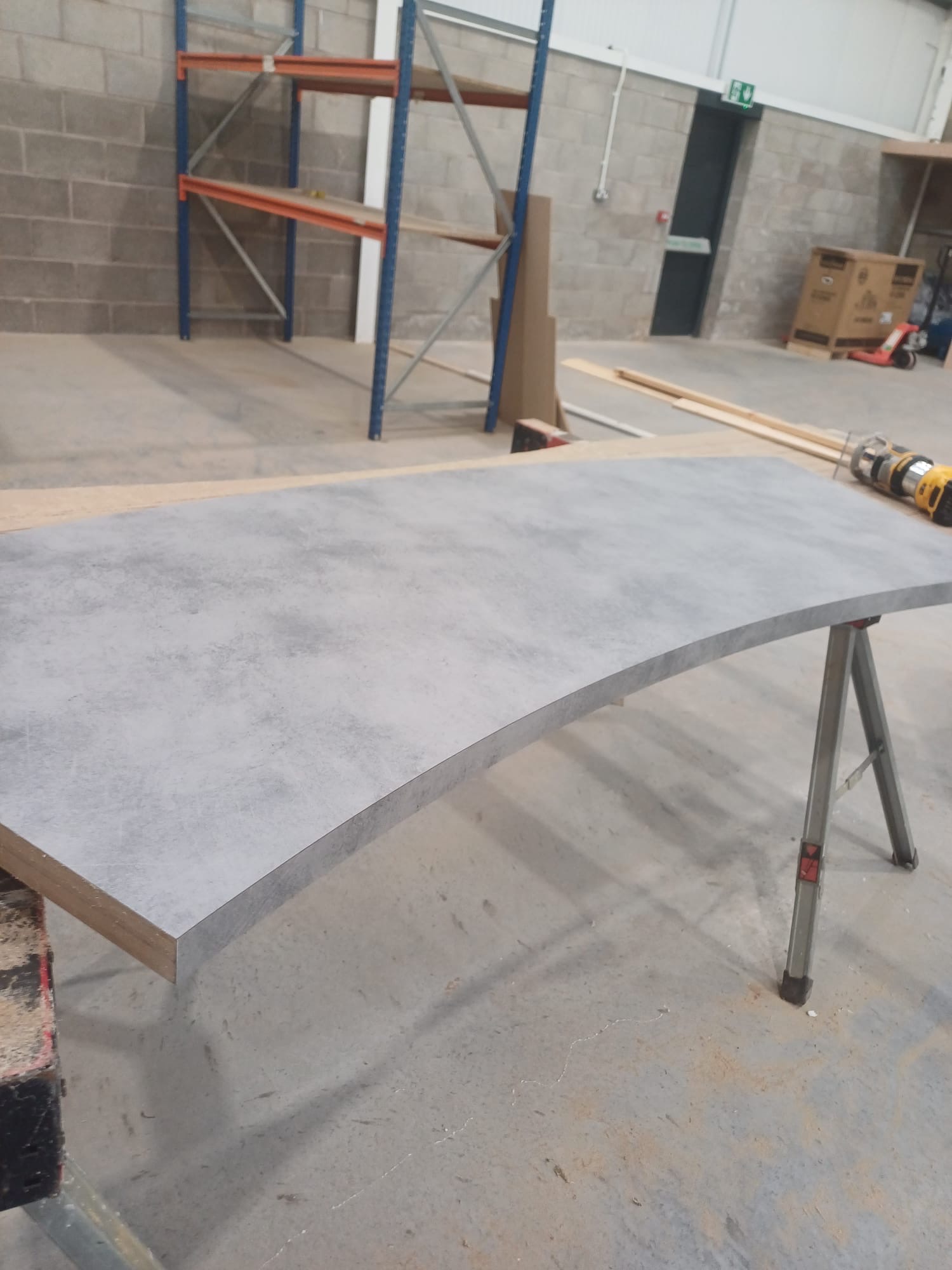 Curved worktop, edge-finished